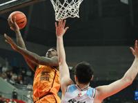 开云体育入口-前锋球员完成远投突破全场防守