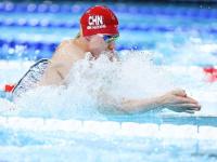 开云体育登录-游泳选手飞跃冲刺，最后一跳致胜
