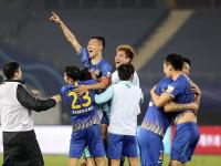 开云下载-精彩瞬间：苏宁战平华夏比赛中场进攻亮点！