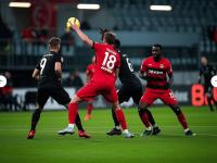 开云体育官网-拜仁慕尼黑击败勒沃库森，重返德甲榜首位置