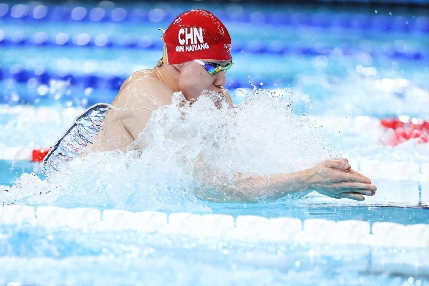 游泳选手飞跃冲刺,最后一跳致胜 游泳选手飞跃冲刺,最后一跳致胜