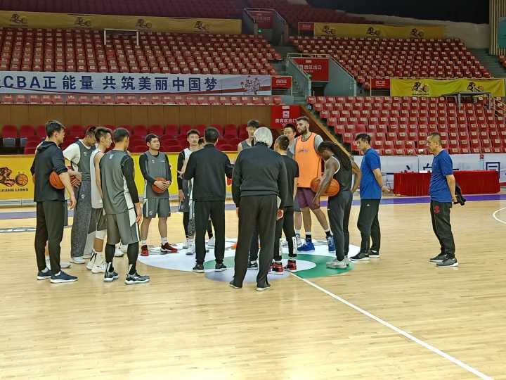 火爆对决!总决赛一触即发,球迷热切期待! 火爆对决!总决赛一触即发,球迷热切期待!