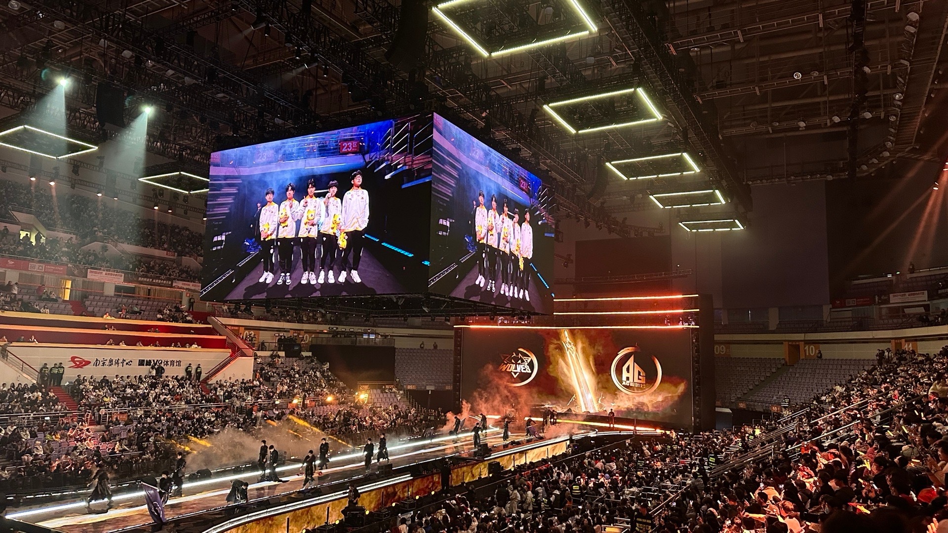 火爆对决!总决赛一触即发,球迷热切期待! 火爆对决!总决赛一触即发,球迷热切期待!