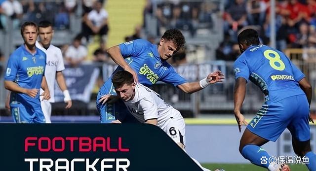 足球场上发生惊险一幕,球迷为之捏一把汗的简单介绍 足球场上发生惊险一幕,球迷为之捏一把汗的简单介绍