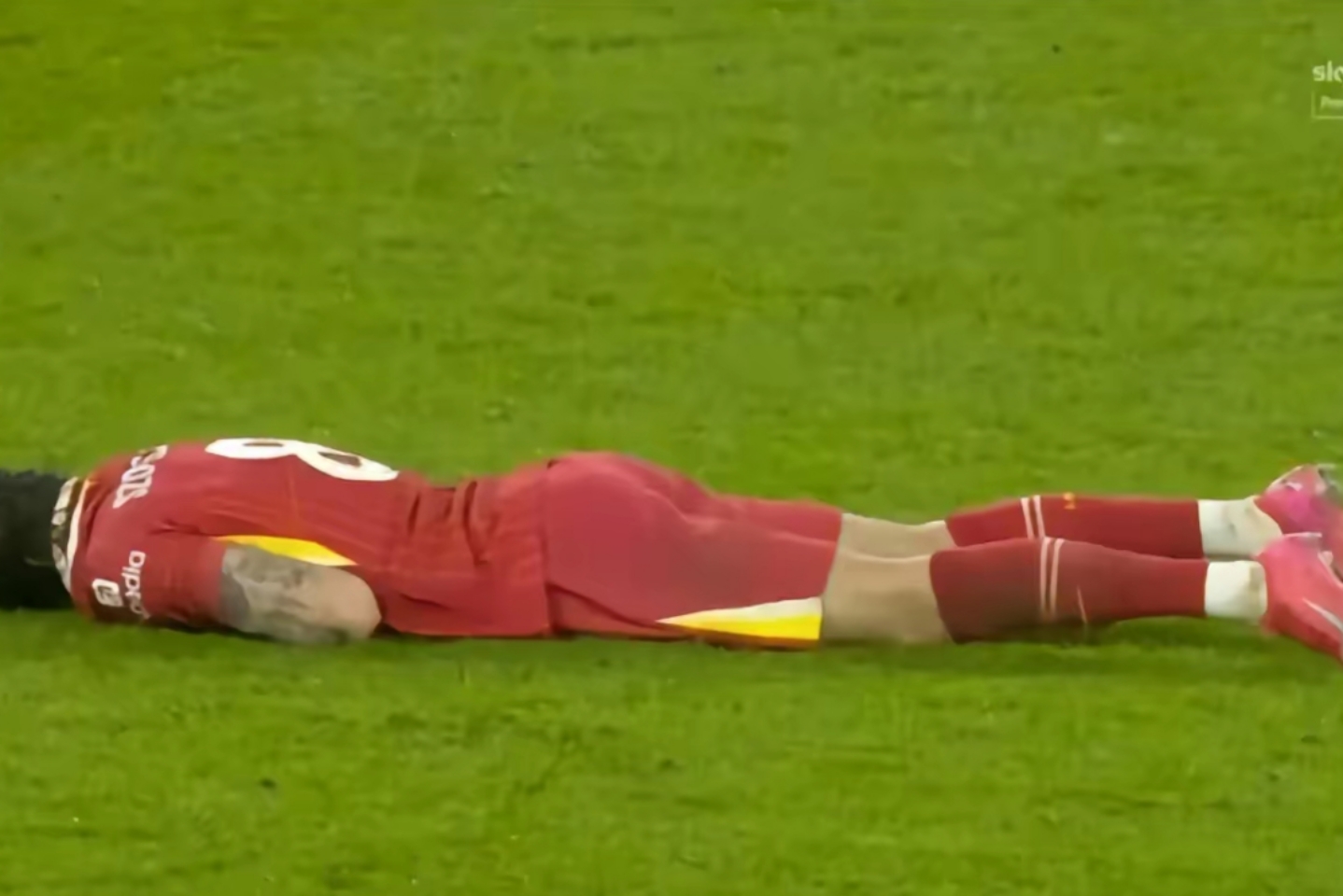 足球场上发生惊险一幕,球迷为之捏一把汗的简单介绍 足球场上发生惊险一幕,球迷为之捏一把汗的简单介绍