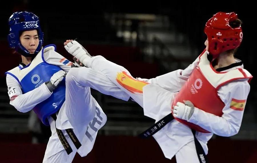 泰国女足选手勇猛拼搏，逐梦比赛