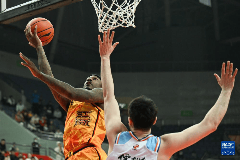 前锋球员完成远投突破全场防守 前锋球员完成远投突破全场防守