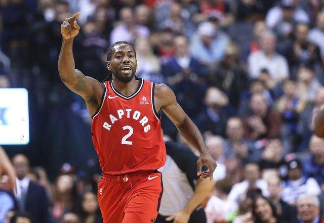 前锋球员完成远投突破全场防守 前锋球员完成远投突破全场防守