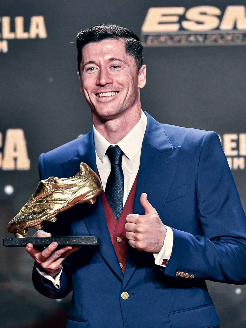 莱万于至断球脱困，拜仁压倒性胜利