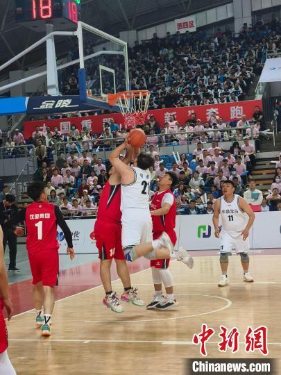 篮球比赛揭幕日吸引众多观众的简单介绍