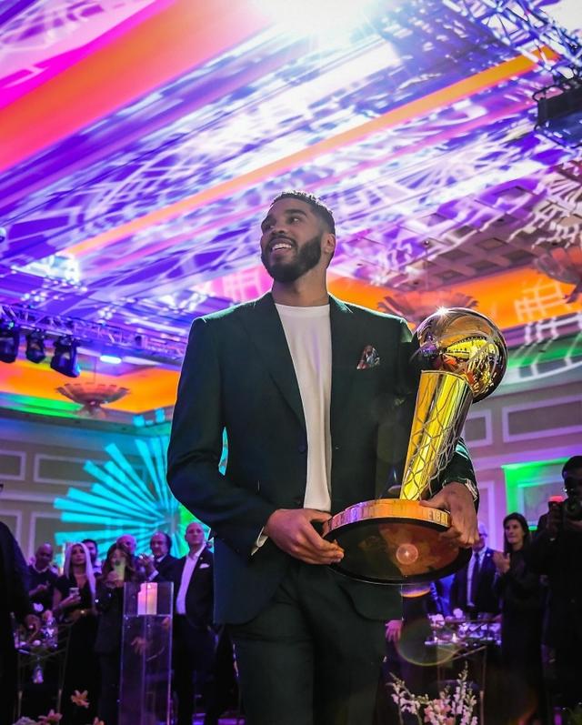 包含知名球队球员受邀参加慈善活动，积极为社会贡献力量的词条