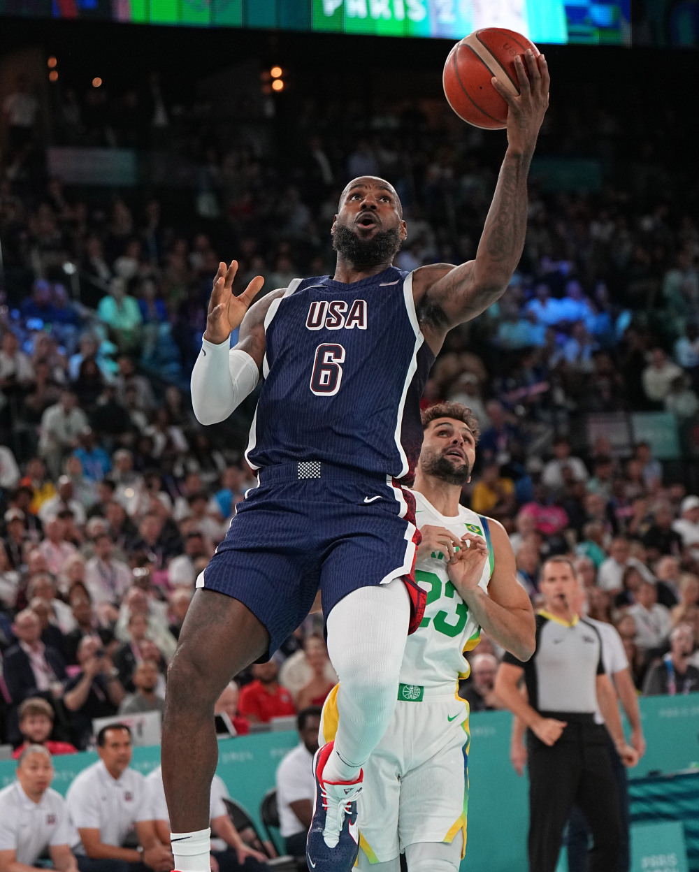 美国选手在篮球比赛中豪取连胜