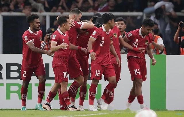 眼花缭乱!双方球队在场上展开殊死搏杀 眼花缭乱!双方球队在场上展开殊死搏杀