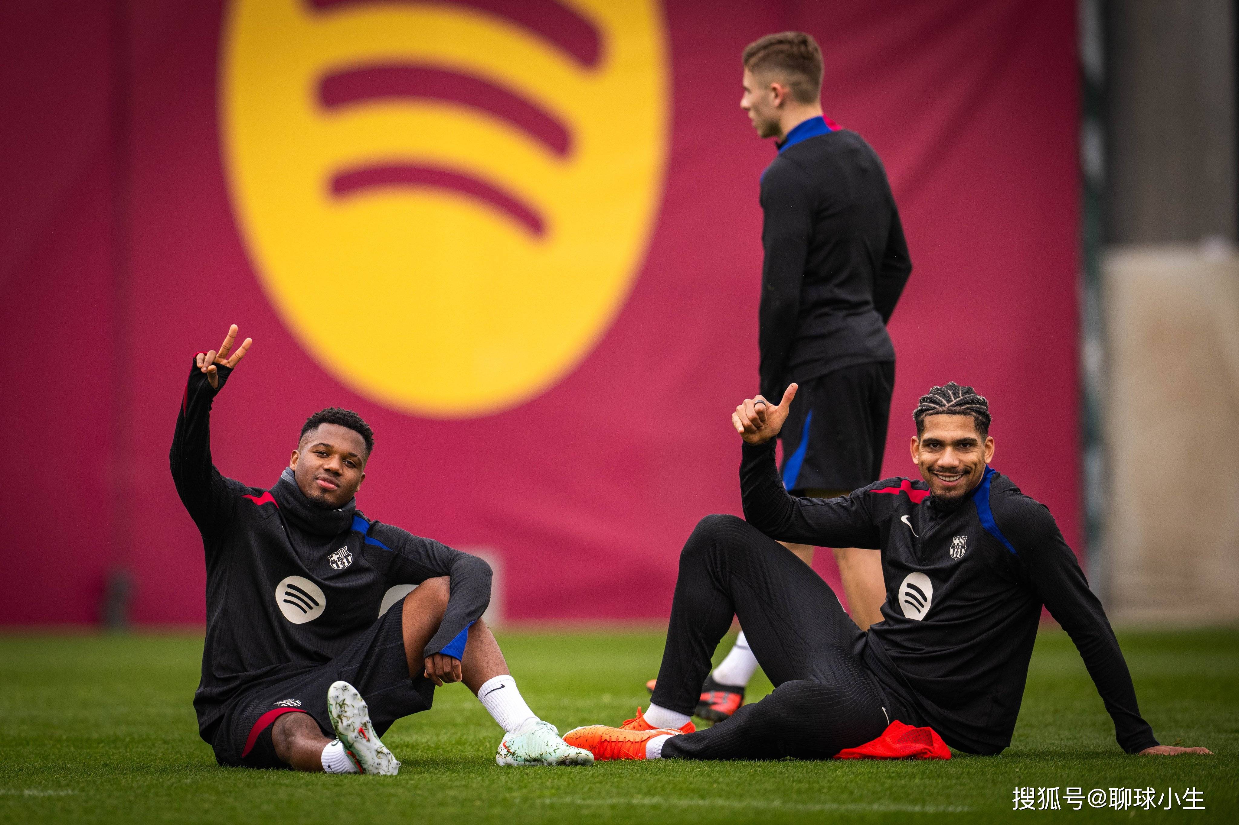 眼花缭乱!双方球队在场上展开殊死搏杀 眼花缭乱!双方球队在场上展开殊死搏杀