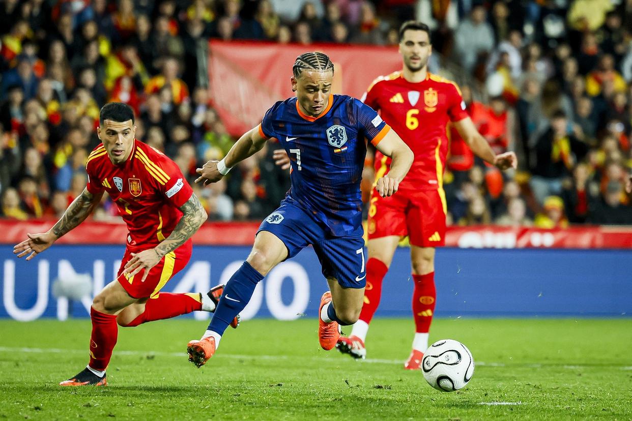 荷兰西班牙擦肩,决出争冠对手 荷兰西班牙擦肩,决出争冠对手