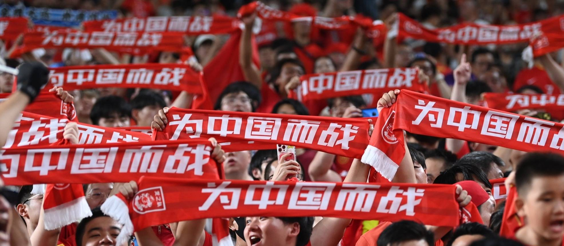 足球场上风起云涌,队员们战力燃烧 足球场上风起云涌,队员们战力燃烧