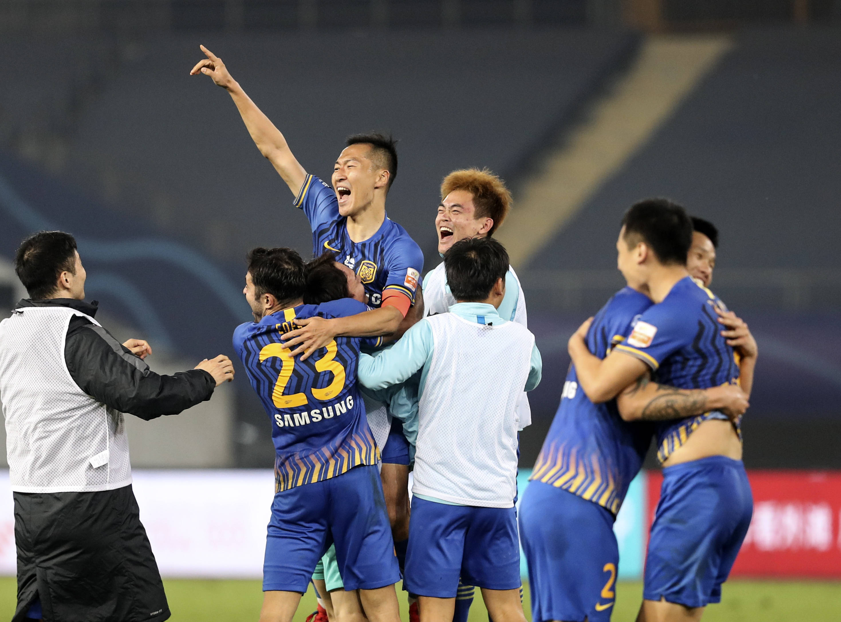 精彩瞬间：苏宁战平华夏比赛中场进攻亮点！