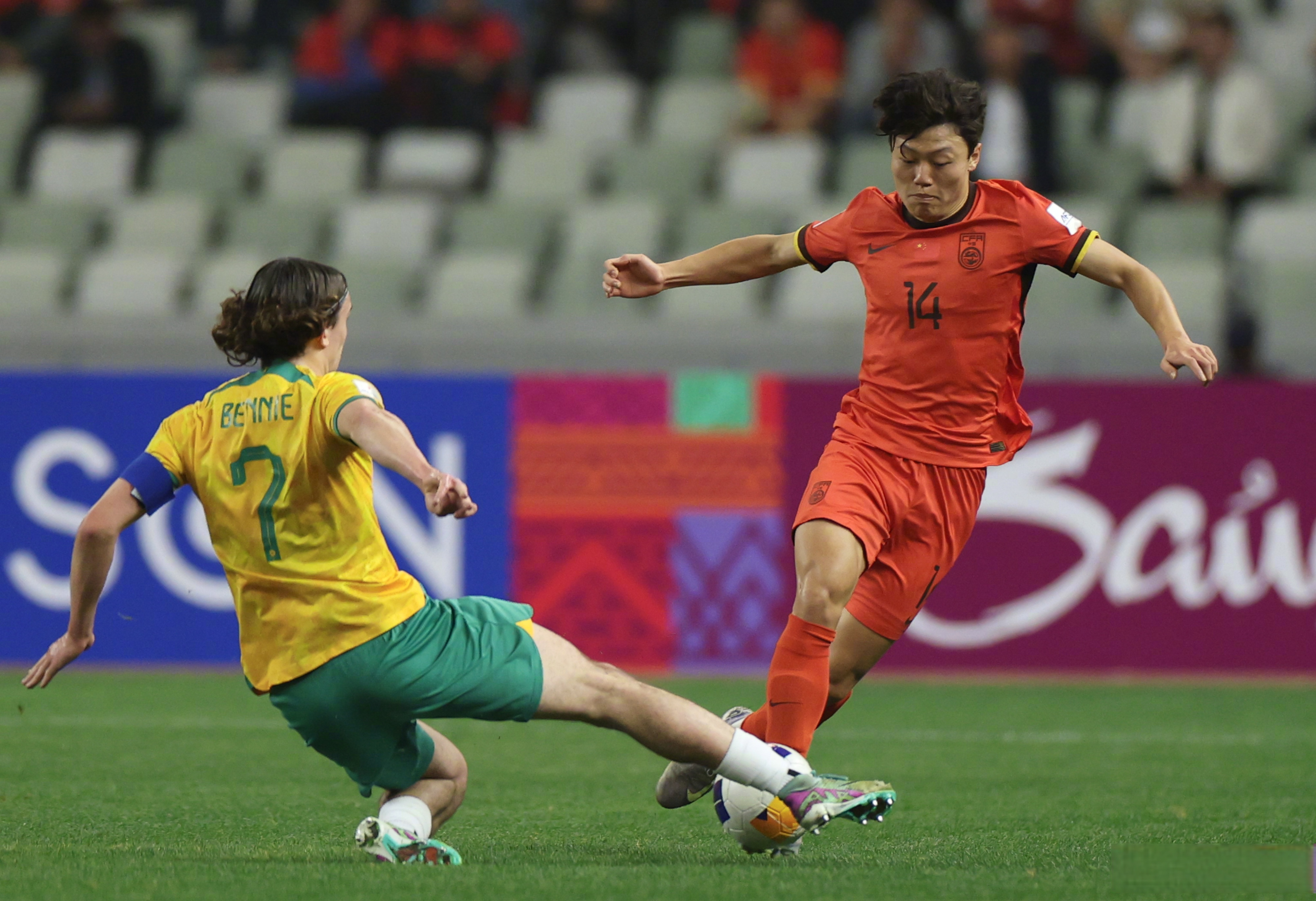 亚洲杯比赛中现场争议引热议