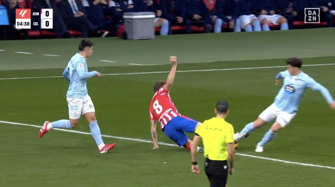 某球队在比赛中全面击败对手 某球队在比赛中全面击败对手