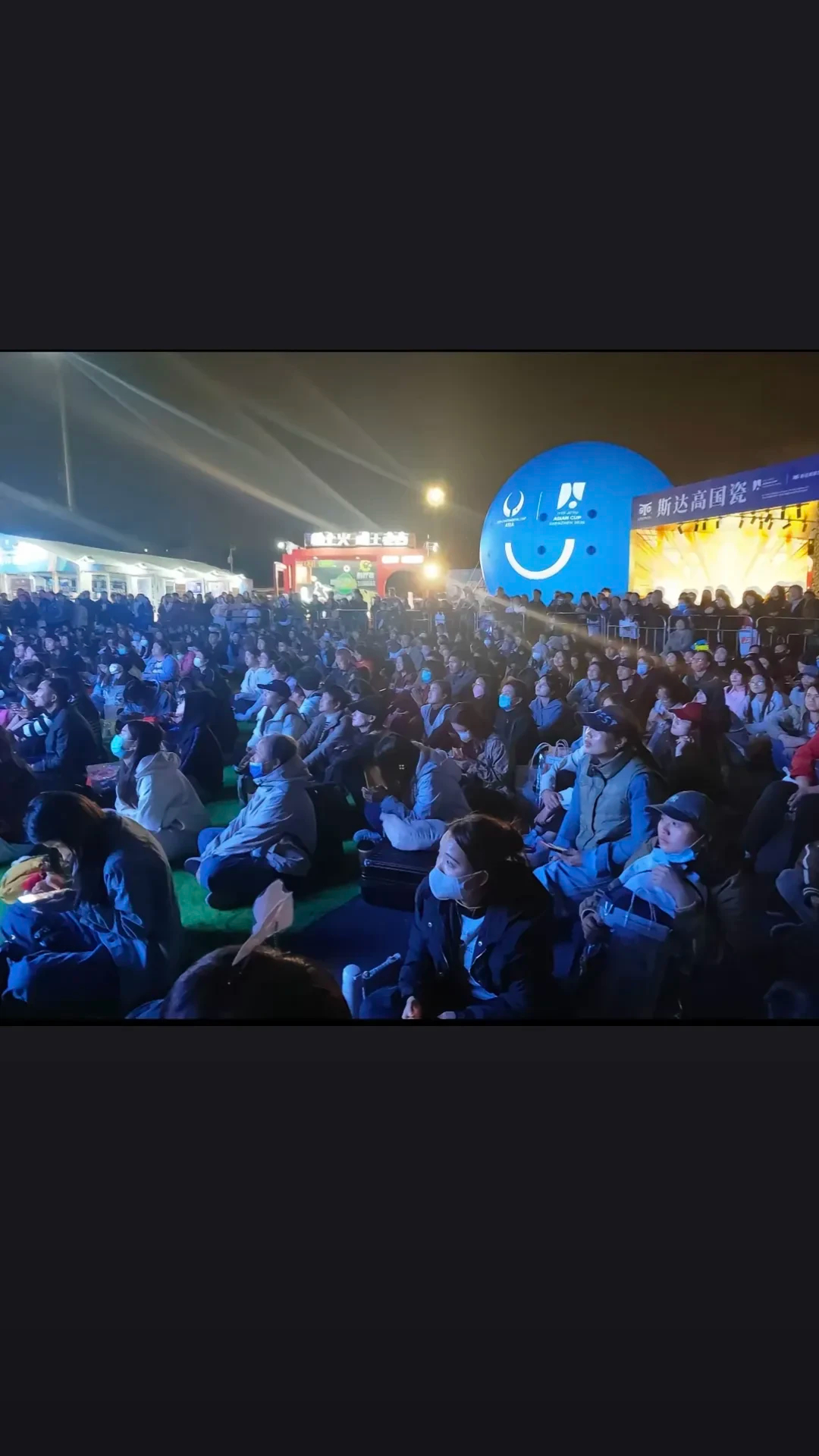 比赛场上的紧张氛围吸引了大批观众 比赛场上的紧张氛围吸引了大批观众