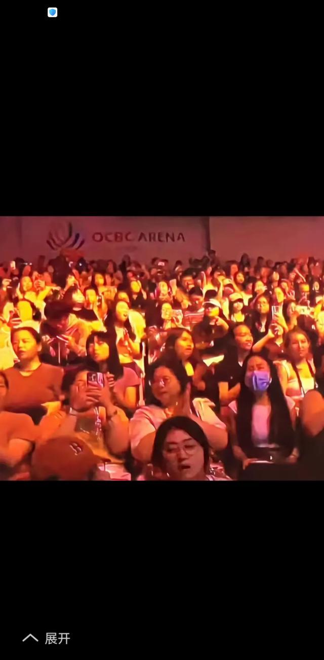 比赛场上的紧张氛围吸引了大批观众 比赛场上的紧张氛围吸引了大批观众