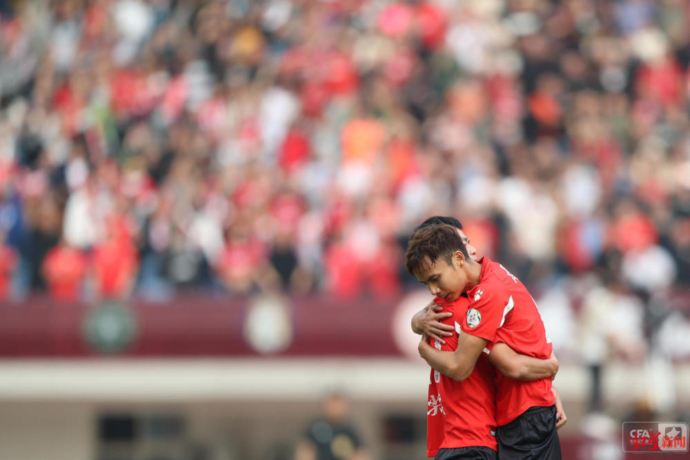 壮烈的团结精神蔓延全场,让每位球迷为之动容的简单介绍 壮烈的团结精神蔓延全场,让每位球迷为之动容的简单介绍