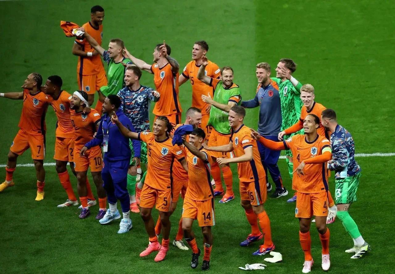 西班牙队实现惊人逆转,成功晋级四强 西班牙队实现惊人逆转,成功晋级四强