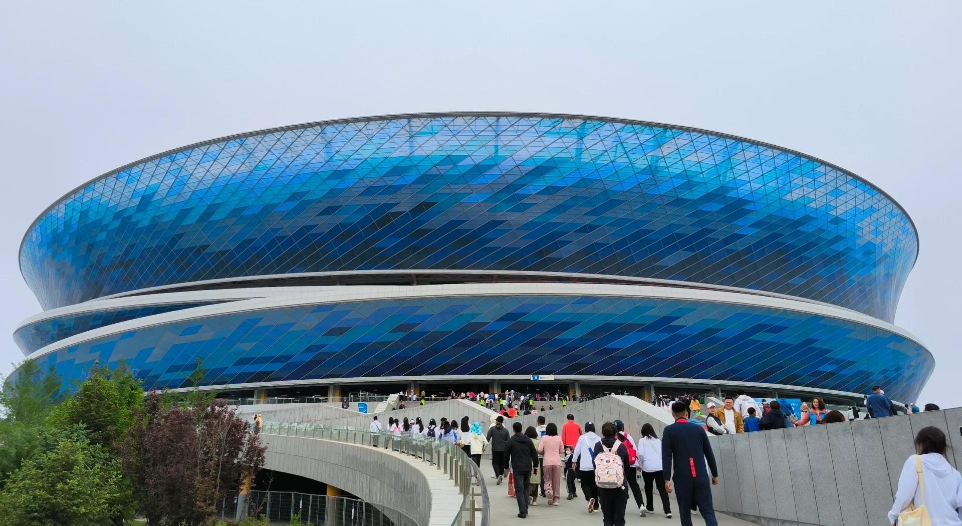 足球盛宴再起，场面火爆异常