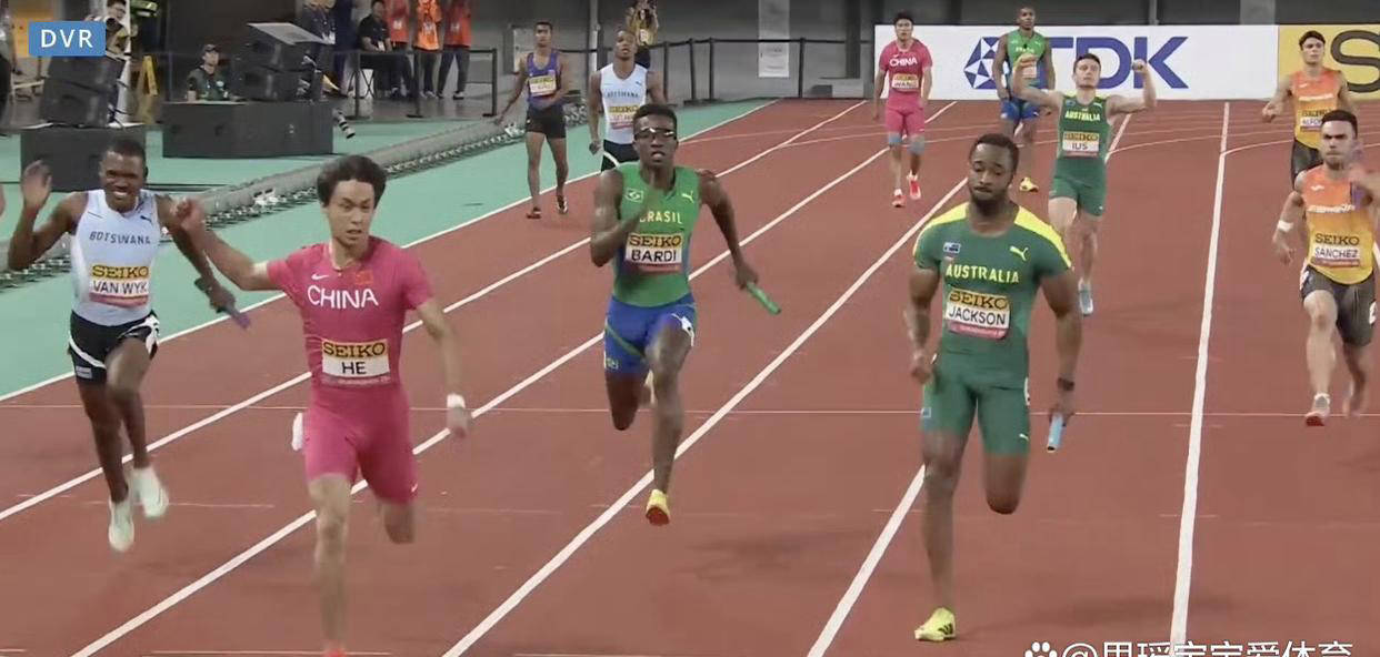 美国队以惊人优势获得田径接力冠军 美国队以惊人优势获得田径接力冠军