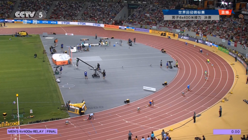 美国队以惊人优势获得田径接力冠军 美国队以惊人优势获得田径接力冠军