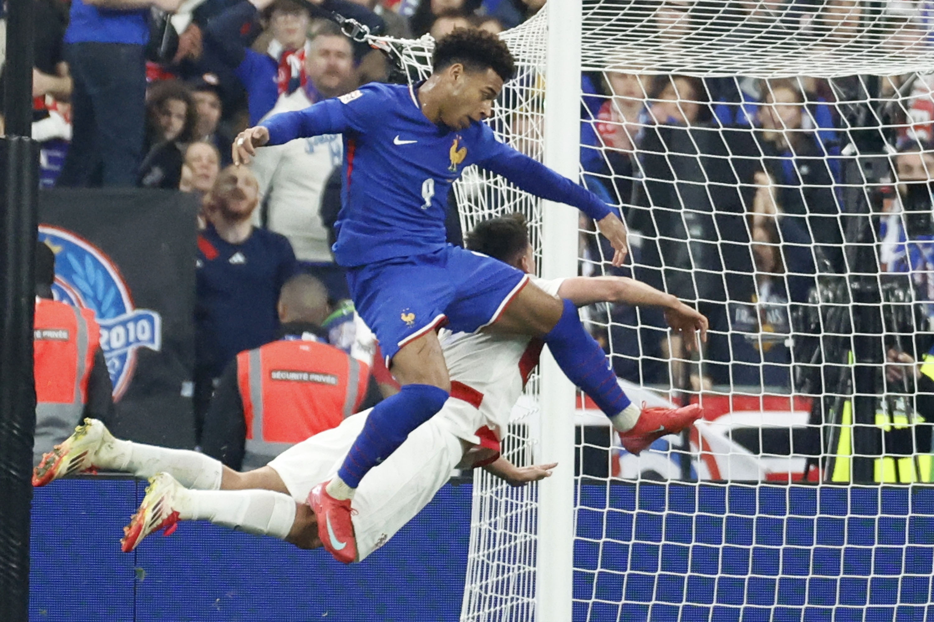 欧洲足球战况激烈，球迷热血沸腾