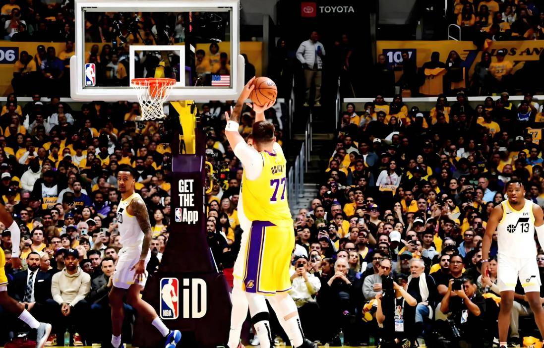 湖人后卫恢复状态,表现强势获胜 湖人后卫恢复状态,表现强势获胜