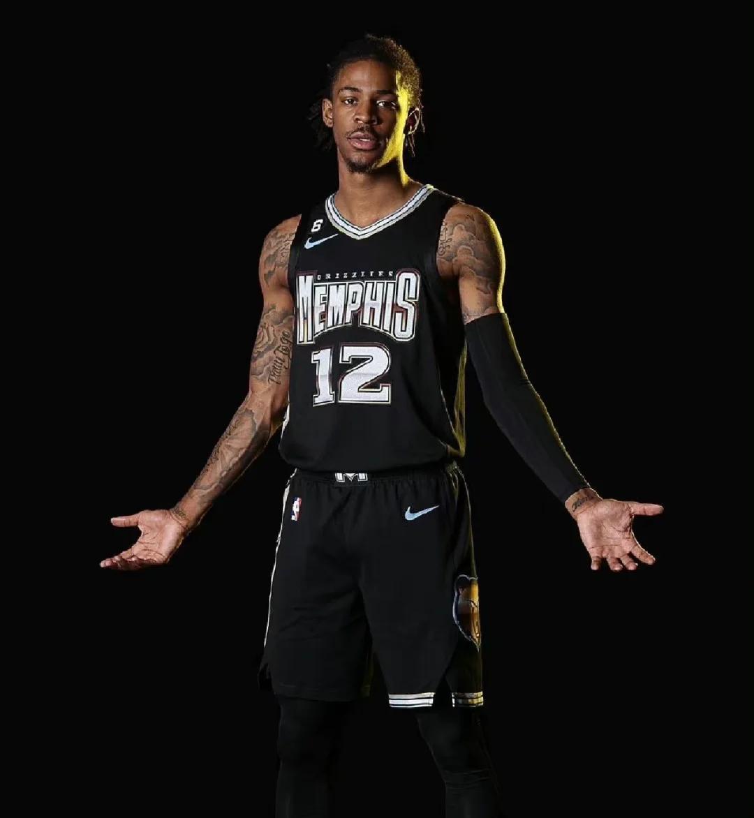 雄灰熊队客场战胜，气势如虹