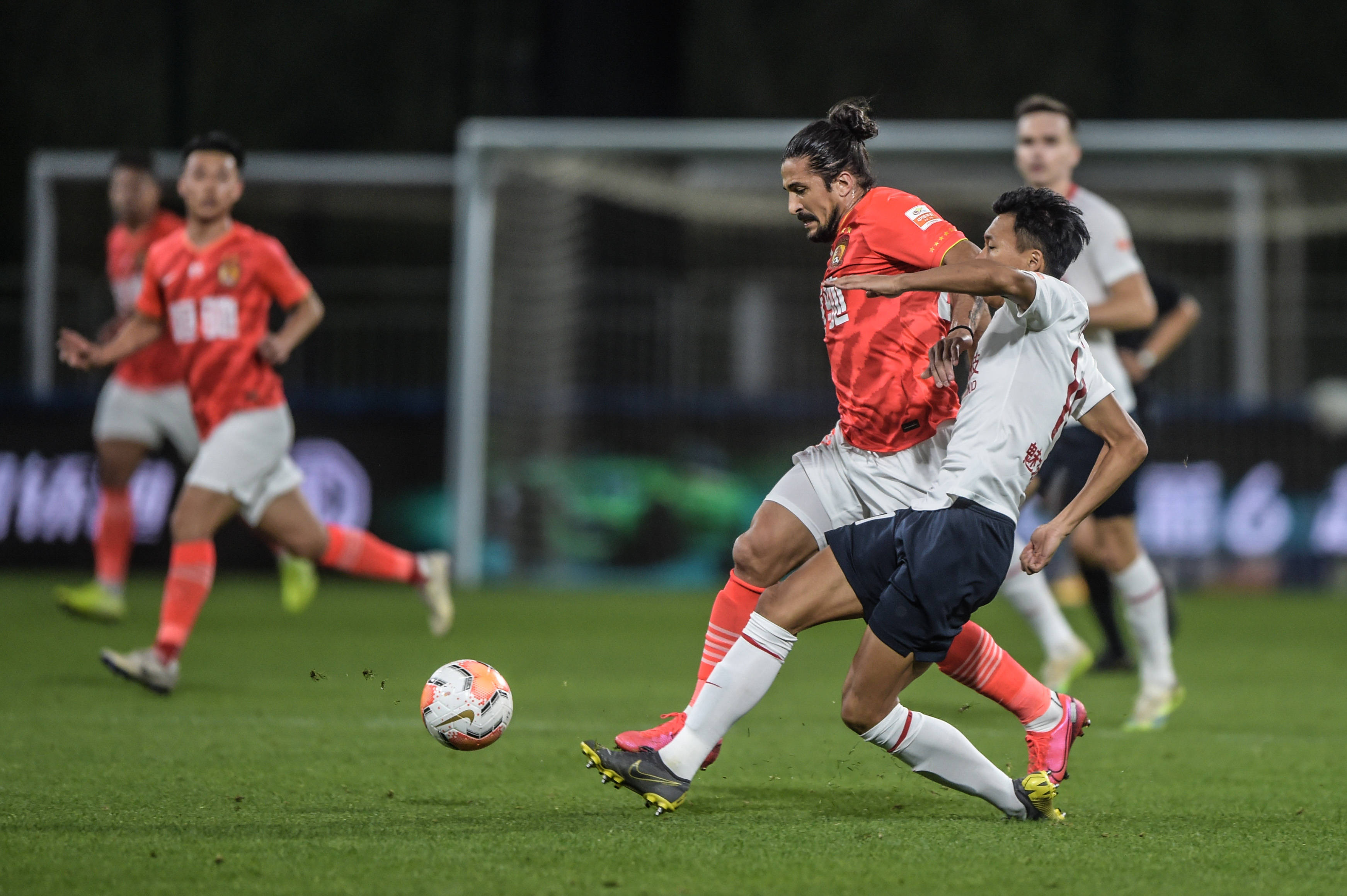 关于佳兆业主场大胜恒大，暂领跑积分榜的信息