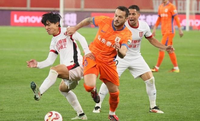 山东鲁能惊险战平上海申花