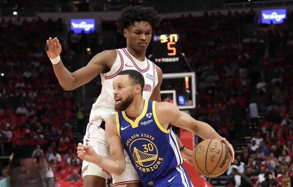 篮球客场击败对手，暂时脱离降级