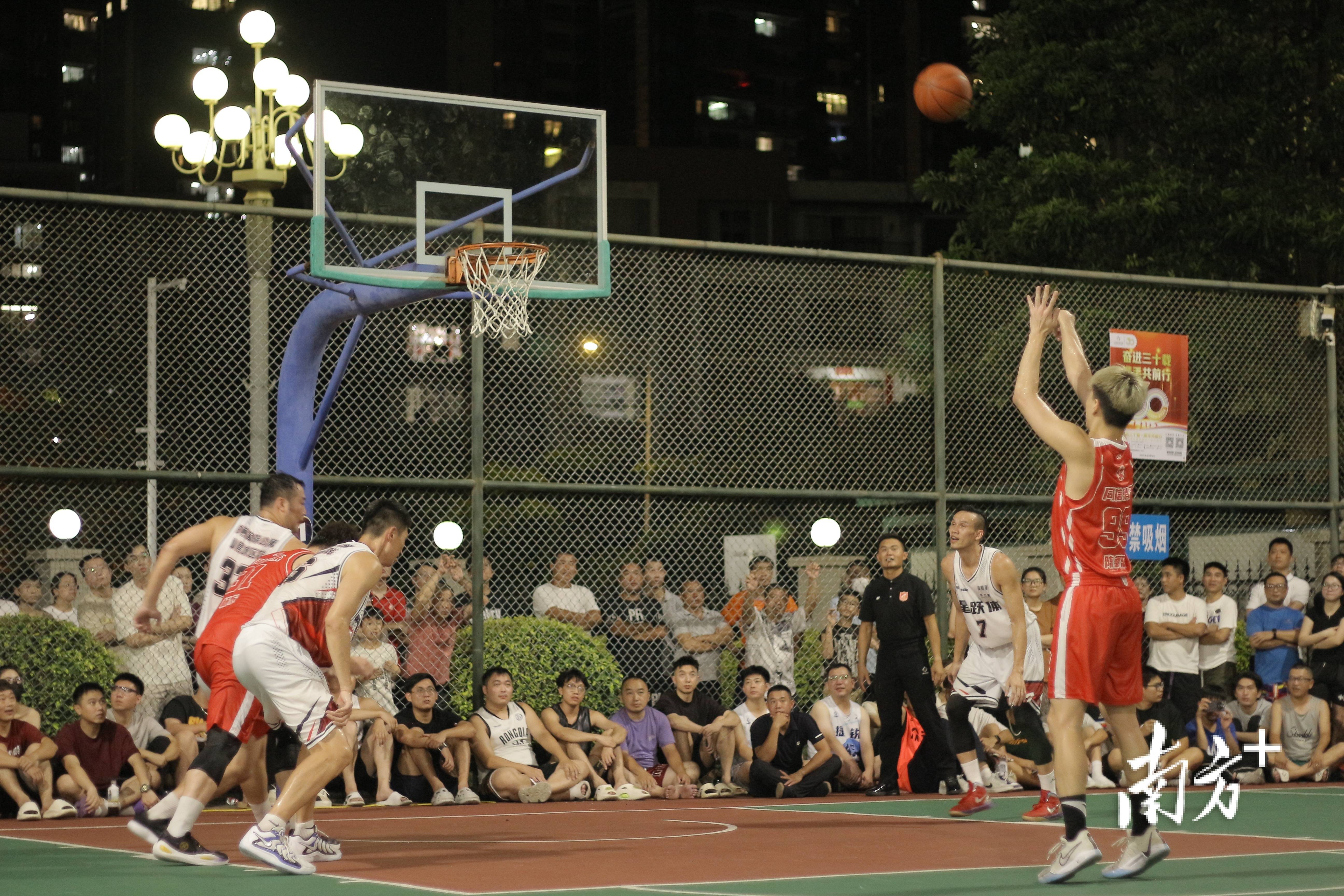 包含双方对峙角逐，火爆篮球对决激情上演的词条