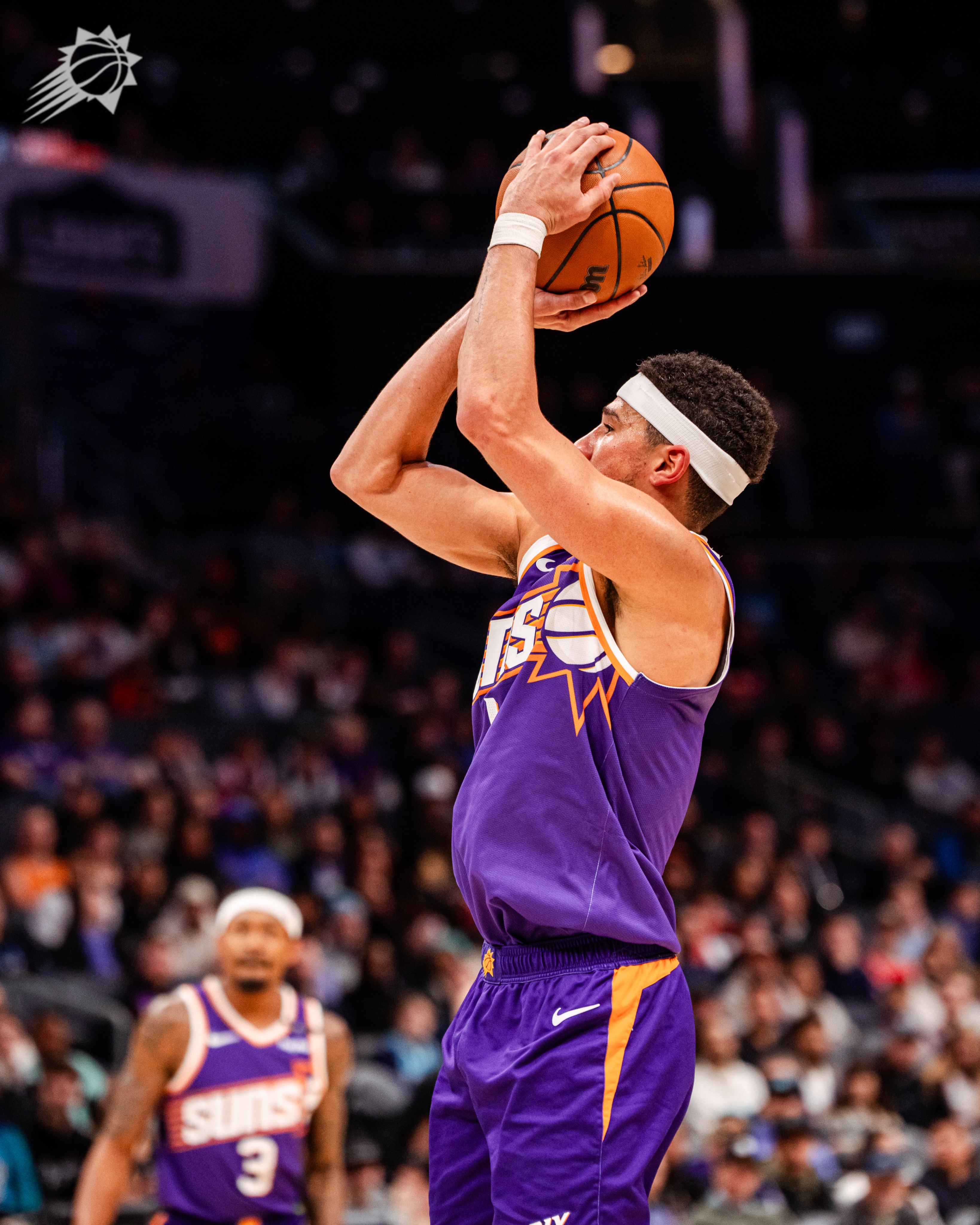 太阳击败爵士，布克独得40分。