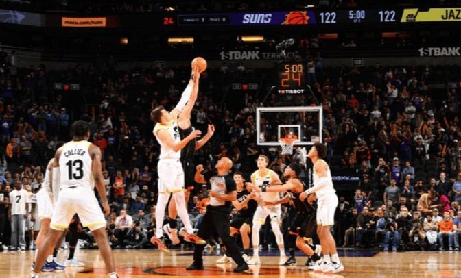 太阳击败爵士，布克独得40分。