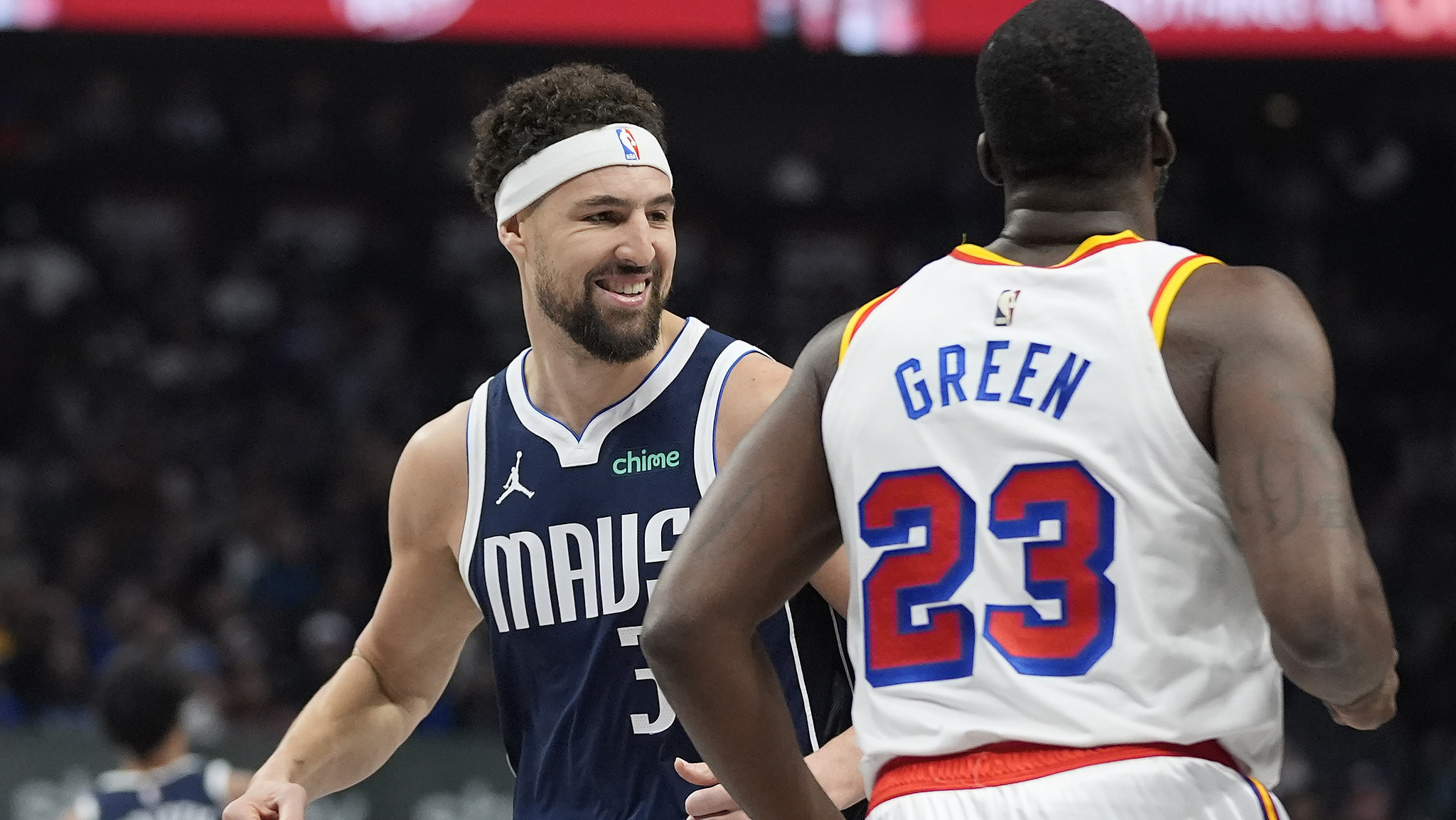 包含篮网大胜掘金，欧文砍下37分的词条