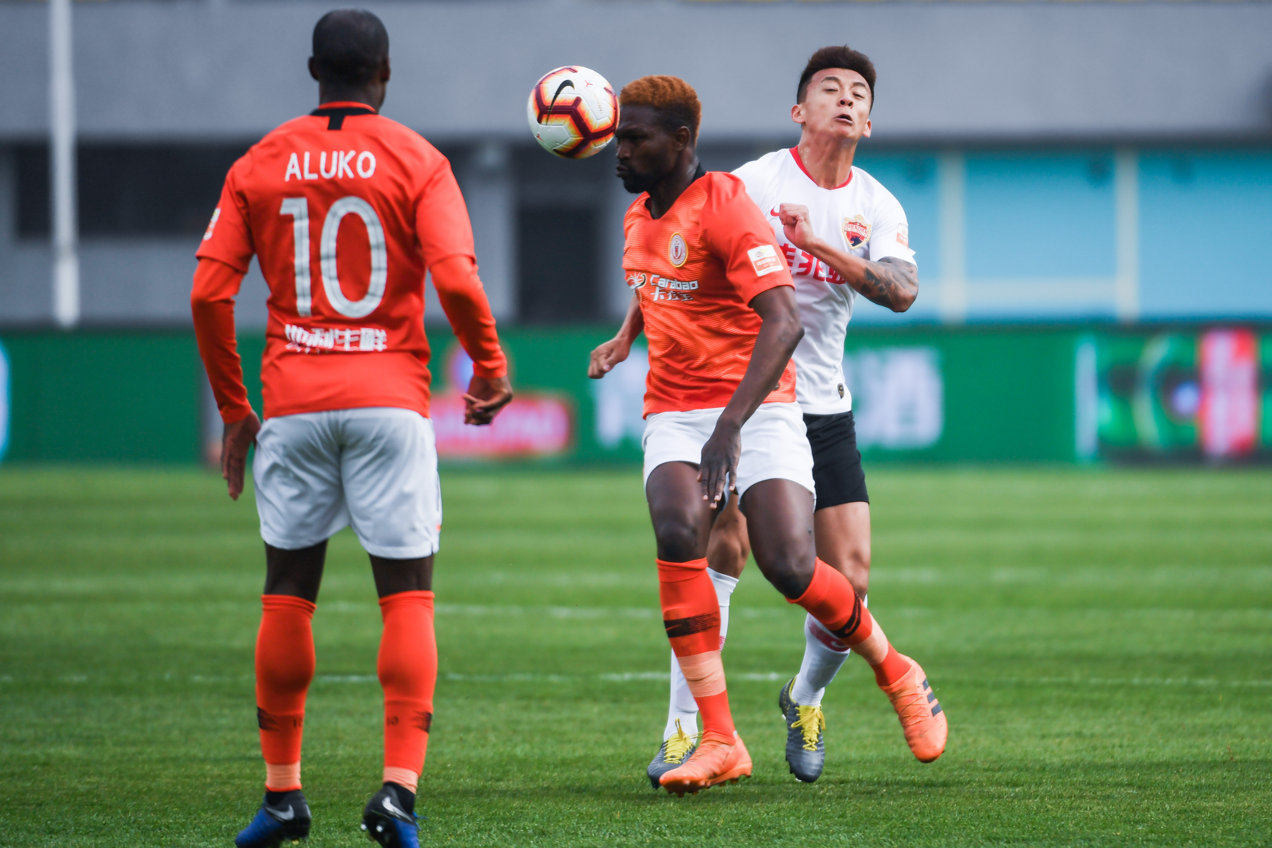 国足备战世预赛：李铁祭出选票，刘奕鸣迎首秀