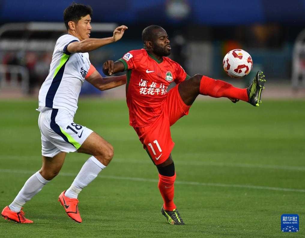 国足备战世预赛：李铁祭出选票，刘奕鸣迎首秀