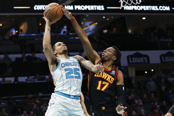 黄蜂惊险战胜老鹰，结束连败